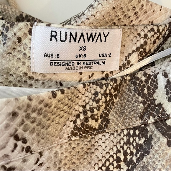 Runaway - Snakeskin Mini Skirt Sand - Picture 5 of 5